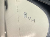ブラインドスポットモニター(BSM)を装備しています。隣を走る車両が死角に入るとミラー内LEDインジケーターが点灯。さらに、ウィンカーを出すとインジケーターが光って点滅して注意を促してくれます。