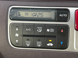 【オートエアコン】一度お好みの温度に設定すれば、車内の温度を検知し風量や温度を自動で調整。暑い&hellip;寒い&hellip;と何度もスイッチ操作をする必要はありません。快適な車内空間には必須の機能ですね♪