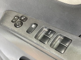 【電動格納ミラー】サイドミラーは電動格納式となっており、狭い駐車場でもキズがつくリスクを抑えられます。