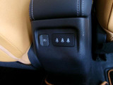 こちらに、後部座席のかたが使えるUSBポートがあります♪