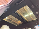 【大型サンルーフ】車内の解放感が一気に上がる大型のパノラマルーフ!季節を問わず開放的で快適なドライブをお楽しみいただけます。流通量も少なく希少価値の高い人気の装備です♪