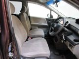 ゆったり大きくサポートも深いフロントシートです。室内はクリーニング済みです。