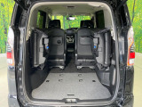 普段のお買い物や通勤、送迎等に十分な荷室スペースを確保しております。3列目を倒すと、大きな荷物の積載も可能です♪
