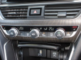 エアコンはオートエアコンでお好みの温度調整が出来、オールシーズン快適にドライブできます!さらに、運転席&助手席シートヒーターが付いてます。3段階に温度設定が可能です。