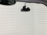 後方にもドライブレコーダーのカメラが付いています。前後両方でお車の周りを監視・記録いたします。