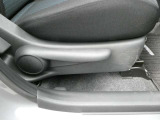 運転席シートには手動式のシートリフター機能が備わっています。