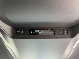 【Wエアコン】運転席と助手席それぞれで温度設定が可能なWオートエアコンを装備。乗る人それぞれの好みに合わせて、快適な室内環境を保ちます。