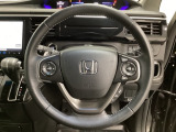 ハンドルにHondaセンシング系のクルーズコントロールやレーンキープアシストなどのスイッチと、オーディオの操作スイッチが装備されています。ハンドルから手を離さず安全に操作できます。