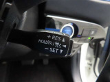 クルーズコントロールが付いています。一度速度を設定すると、アクセルを踏まなくても一定に速度を保ってくれる優れた装備です。高速道路を走行するのに便利です。