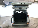 バックドアを上げた状態です。シートを倒せば荷室のスペースが広くなります!用途に合わせて快適な室内を!