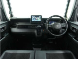 ◆視界広々で非常に運転しやすくロングドライブでも疲れを感じさせないすっきりとまとまったインパネ周りです。