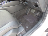 【フロントのフロアマット】前席は純正フロアマット付きです。大きな汚れもなく、使用感も少なめで綺麗な状態です。