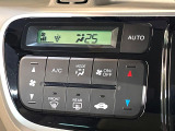 【オートエアコン】一度お好みの温度に設定すれば、車内の温度を検知し風量や温度を自動で調整。暑い&hellip;寒い&hellip;と何度もスイッチ操作をする必要はありません。快適な車内空間には必須の機能ですね♪