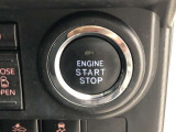 エンジンスタートスイッチです。キーが車内にあれば、エンジンの始動や停止はスイッチを押すだけ!キーを取り出す手間を省き、ワンプッシュで操作できるので簡単でスムーズです。