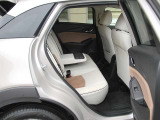 後席の方もリラックスして過ごせる、上質な仕立ての空間です。High-quality rear seats for your guests.
