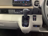 シフトはインパネシフト、パーキングブレーキは電子制御となっています。
