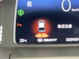 パーキングセンサーシステムは走行中に障害物が迫ると音と表示でお知らせ、低速走行時時の安心感を高めます
