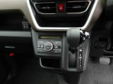 オートエアコン付きです。温度設定をすればお任せで快適な室温にしてくれます。ディスプレイもプッシュボタンも大きめになっているので操作性にも優れています。