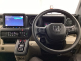 ホンダ純正メモリーナビ搭載なので、遠方へのドライブもお任せ下さい!ステアリング左手側にオーディオ関連のコントロールスイッチを配置しています。操作時は視線を逸らすことなく運転に集中できます