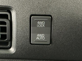 【切替式4WD(四輪駆動)】スイッチで2WD&hArr;4WDを切替え、目的に合った選択が可能です!4WDでは砂利道や沼るみの悪路、雪や雨の日などの滑りやすい路面で安全性を高めます!
