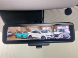 【インテリジェント ルームミラー】車両後方のカメラ映像をミラー面に映し出すので、車内の状況や、天候などに影響されずいつでもクリアな後方視界が得られます!