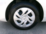 純正スチールホイール&ホイールキャップで足元もすっきりです。