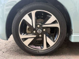 純正アルミホイール付!鉄ホイールと違って軽いので燃費・電費にも影響してきます。ガソリンの高騰に少しは貢献します!