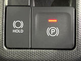 【電動パーキングブレーキ】パーキングブレーキは便利な電動式!ボタン一つで操作でき、アクセルを踏めば自動で解除されます♪レバーやペダルが無いので運転席廻りもすっきりしますね♪