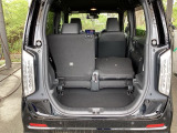 リアシートは簡単に倒すことができるので、ラゲッジルームも広がります。