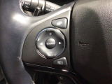 ステアリングにオーディオ操作スイッチが付いています。オーディオ画面に直接タッチしなくても操作が出来ますので、運転に集中できます。