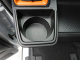 カップホルダーはインパネの左右に付いています。エアコンの風が当たるように設置されているので、冬には保温、夏には冷却の効果がありますよ。