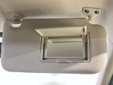【運転席サンバイザー】鏡が付いているのでメイク直しなどにも便利★