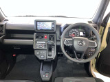 運転席周りのレイアウトをご覧ください。ナビゲーションが綺麗に装着されスッキリ収まってますね!操作スイッチも手が届きやすくわかりやすいです!