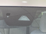 【i-ACTIVESENSE】走行中に前方の車両等を認識し、衝突しそうな時は警報とブレーキで衝突回避と被害軽減をアシスト。より安全にドライブをお楽しみいただけます。
