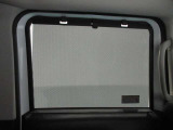 後部座席左右ドアガラスにロ-ルサンシェード付きです強い日差しを遮ることができます