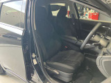 運転席、助手席です。吸湿性のある布地をあしらい座面も広くゆったりと座れてきっと気に入っていただけると思います。