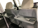 運転席・助手席の背もたれには、2列目シート用にカップホルダー付きの「格納式のシートバックテーブル」を装備しています。休憩時のちょっとした時間などカップを置いたり、小物置きに使えて便利です。