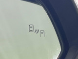 【ブラインドスポットモニター】走行中、ドアミラーの死角になりやすい箇所に後続車が接近するとサイドミラーのレンズに警告を表示!ドライバーに注意喚起をしてくれます。