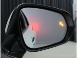 見えにくい並走車の存在を知らせるブラインドスポットモニターつきです