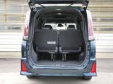 ラゲッジ(定員):フル乗車時でもお買い物袋がしっかり収まり、毎日の送り迎えに重宝します。Practical space for daily shopping even with all seats up.