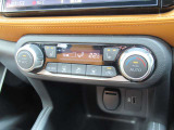 見やすいデジタル表示のオートエアコン!暑い時・寒い時も設定した温度に車内を自動で調節♪