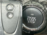 【スマートキー】カバンやポケットに入れたままでもドアの施錠・解錠が可能なスマートキーを装備。エンジンのオン・オフ時もカギを取り出す必要が無いからとっても便利です♪