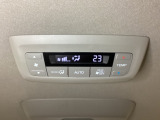 ルーフ中央にエアコン操作パネルがついていますので、2列目・3列目にお乗りの方も快適に過ごせます。