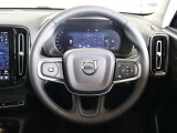 ステアリングはXC60などと同様の3本スポークですが、よりスポーティーなデザインとなっています ステアリングスイッチも充実しており、手を離すことなく機能を操作できます