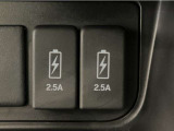 充電用USBジャックを2個装備!iPhoneはもちろん少しアンペアが高めのiPadも充電することが出来ます(運転しながら充電できます)