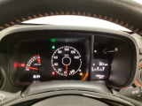 スピードメーターとタコメーターを大きく配した見やすいメーター部になっています。右側のインフォメーション画面でオドメーターや燃費などの情報を確認できます。