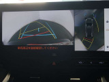 パノラミックビューモニター付きです。車両を上から見た様な映像を画面に表示。運転席からの目視だけでは見にくい、車両周辺の状況をリアルタイムでしっかり確認出来ます。