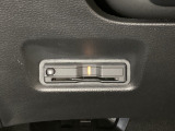 ハンドルの左下にETCがついています。高速道路の料金所の通過も楽々です。 カードの取り出しもしやすい場所についています。