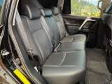 後部座席も気になるようなキズ・汚れやへたり等、大きなダメージはなく、良好な状態です。