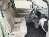 フロントシートも広々♪
